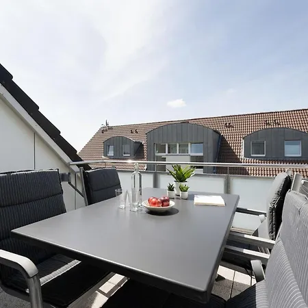 Strandhaeuser Lindenstrasse Grasnelke * Kellenhusen