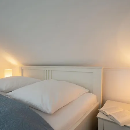 Strandhaeuser Lindenstrasse Grasnelke * Kellenhusen
