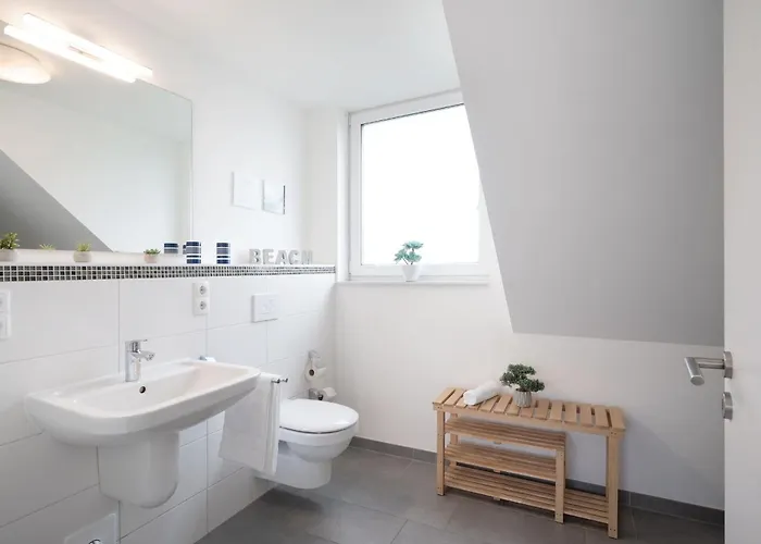 Strandhaeuser Lindenstrasse Grasnelke * Kellenhusen